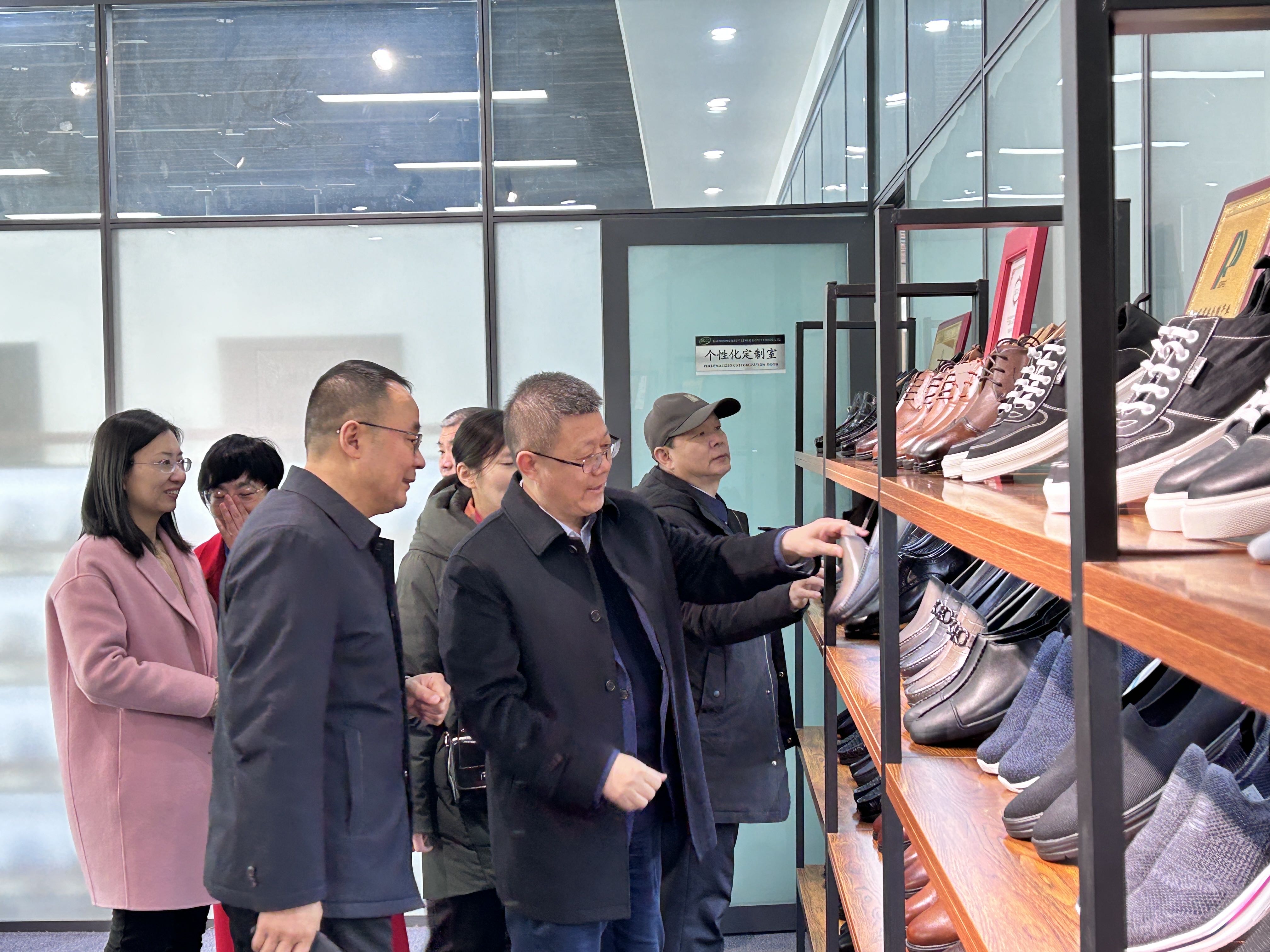 中國皮革協(xié)會副理事長陳占光一行蒞臨百華鞋業(yè)指導工作