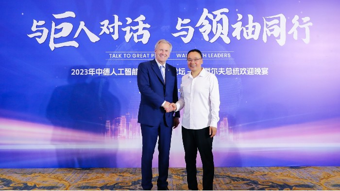 百華鞋業(yè)董事長(zhǎng)牛興華應(yīng)邀出席德國(guó)前總統(tǒng)武爾夫歡迎宴會(huì)