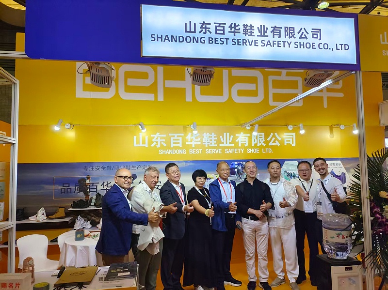 2025摩登中國國際鞋包服飾時尚展現(xiàn)場來了，百華鞋業(yè)展位現(xiàn)場人氣爆棚！