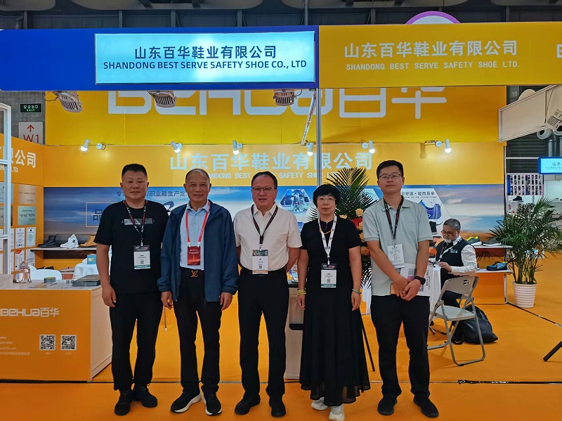 2025摩登中國國際鞋包服飾時尚展現(xiàn)場來了，百華鞋業(yè)展位現(xiàn)場人氣爆棚！