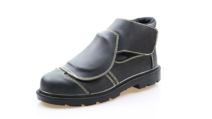 鋼鐵冶煉行業加強足部安全防護，減少冶煉事故危害