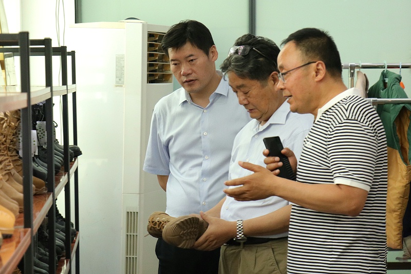 山東省貿促會黨組成員、副會長劉曉江一行蒞臨百華鞋業調研指導