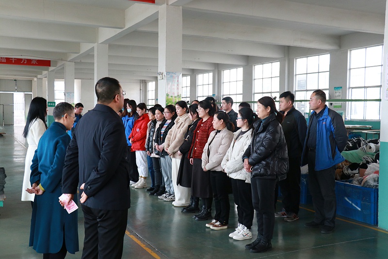 山東百華鞋業(yè)組織愛(ài)心募捐活動(dòng)