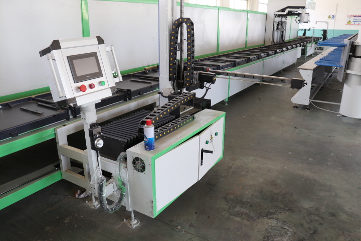 山東百華鞋業(yè)制鞋設備